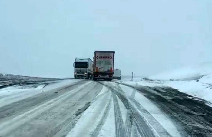 Kar ve tipi bastırdı, araçlar yolda kaldı 4 kar ve tipi bastirdi araclar yolda kaldi 0