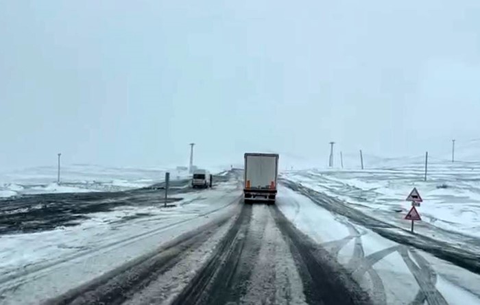 Kar ve tipi bastırdı, araçlar yolda kaldı 5 kar ve tipi bastirdi araclar yolda kaldi 1 fuqkwT7S