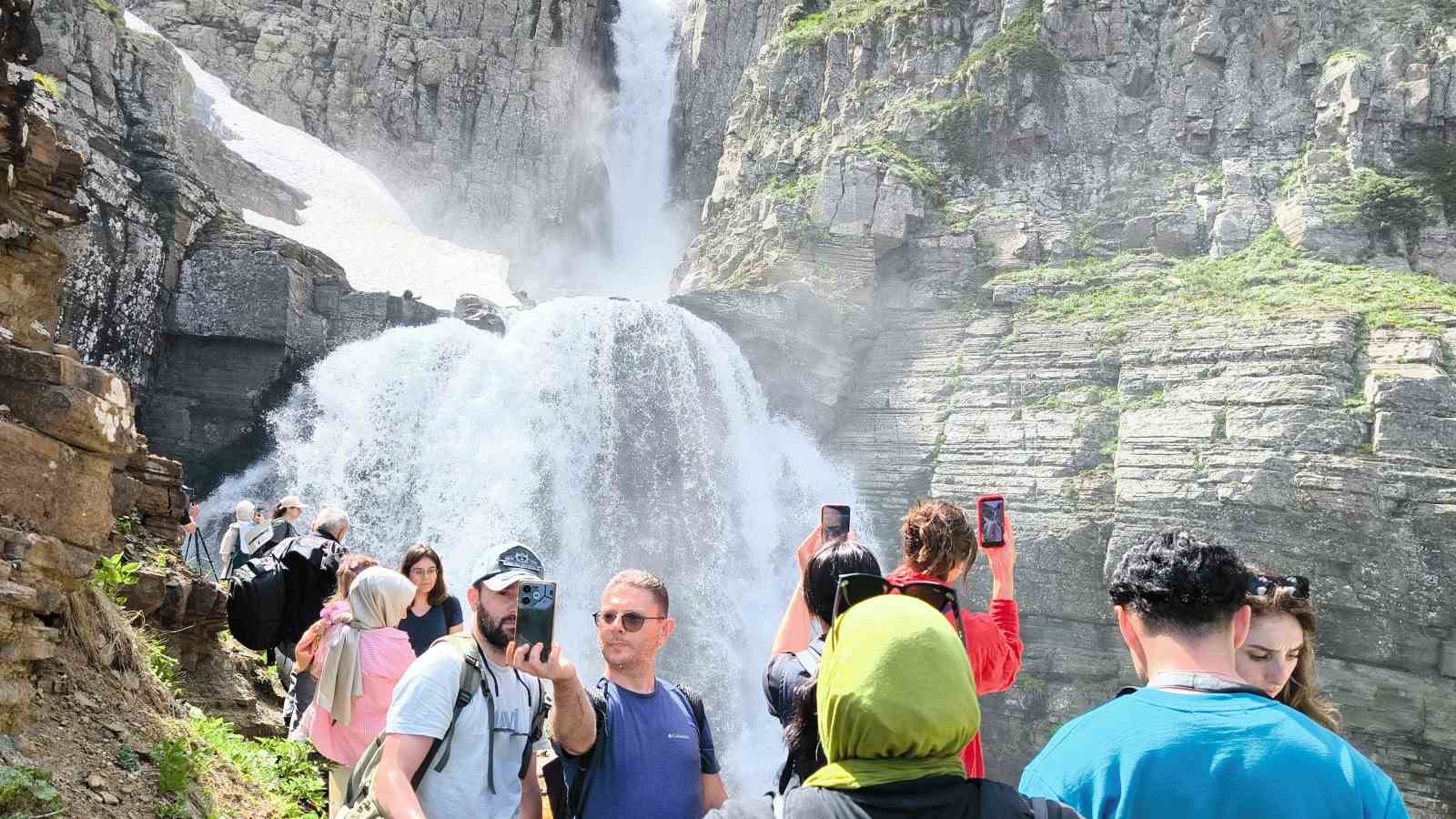 Kar ve yağmur sularıyla coşan Bazgiret Şelalesi ziyaretçilerin uğrak noktası oldu 9 kar ve yagmur sulariyla cosan bazgiret selalesi ziyaretcilerin ugrak noktasi oldu 5 HfFHHBvP