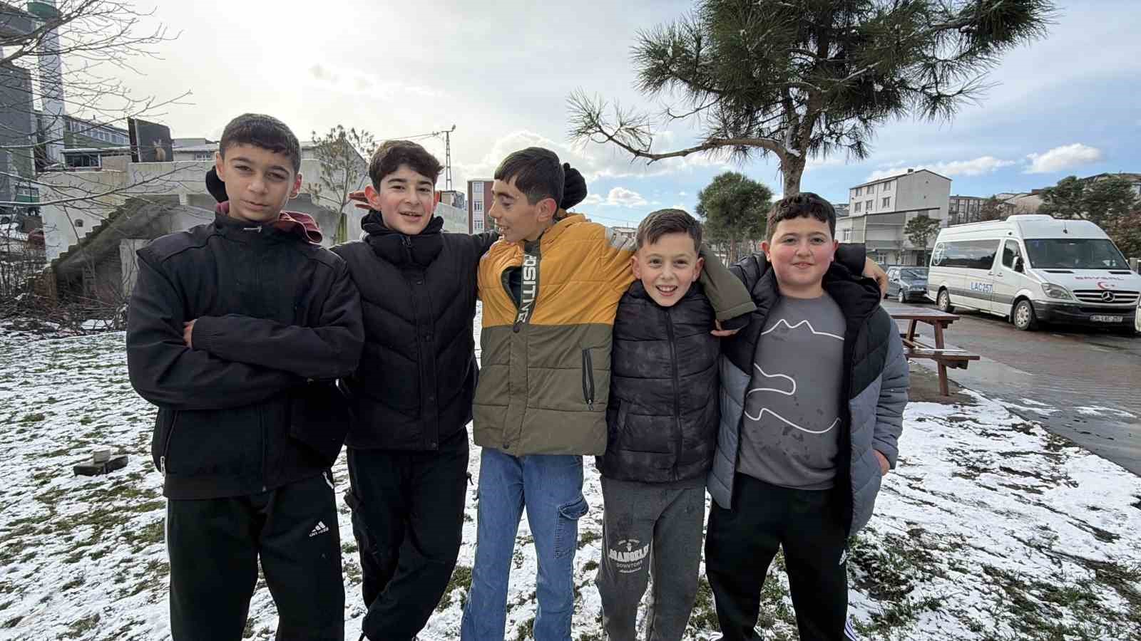 kar yagisi altinda futbol musabakasi dronla goruntulendi 1 qeIrdni8