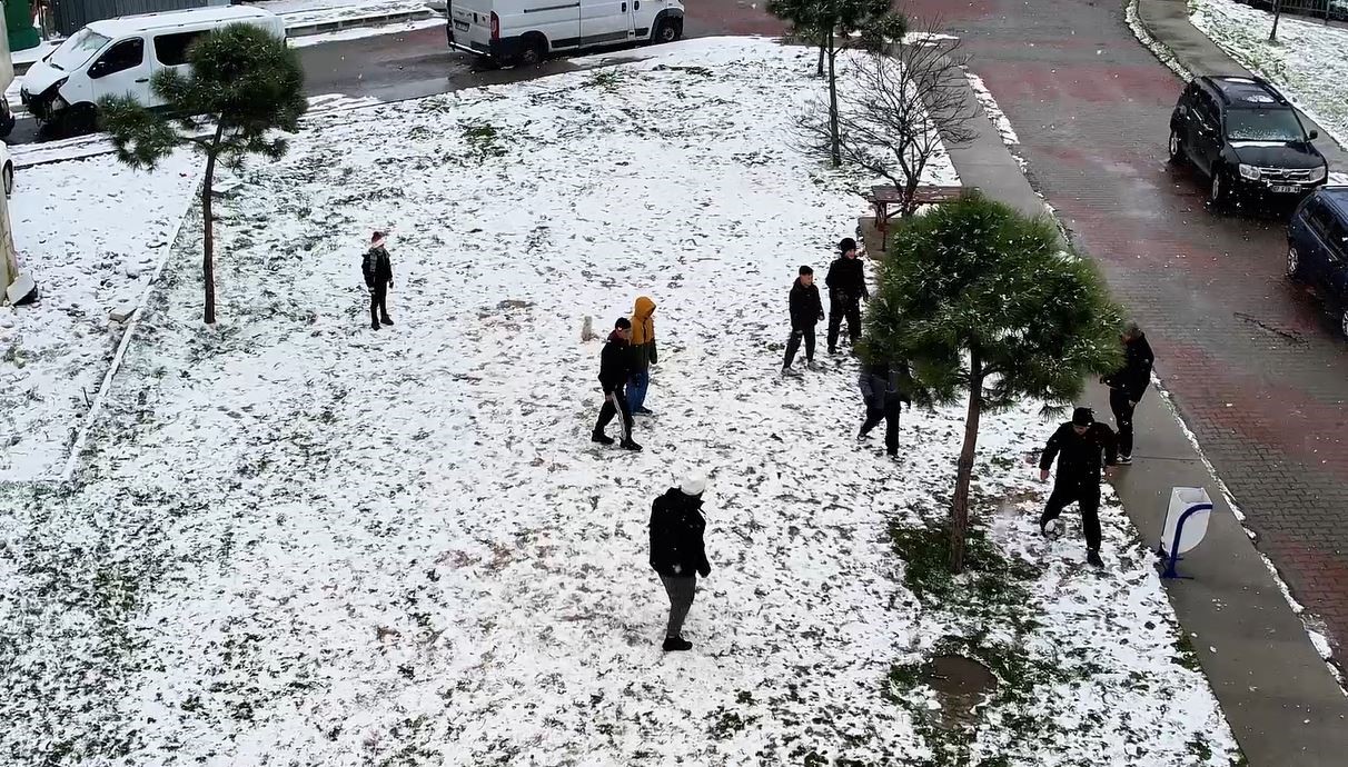 kar yagisi altinda futbol musabakasi dronla goruntulendi 4 NYaXa1Vy