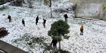 kar-yagisi-altinda-futbol-musabakasi-dronla-goruntulendi-QbyHfEXa.jpg