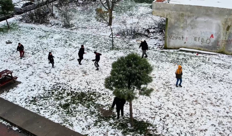 kar-yagisi-altinda-futbol-musabakasi-dronla-goruntulendi-QbyHfEXa.jpg