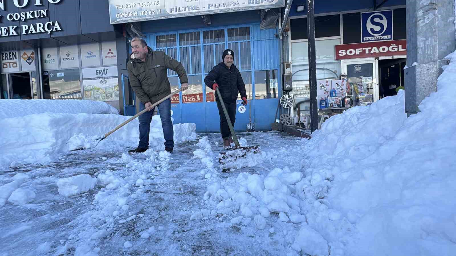 Kar yağışı durdu, esnafın mücadelesi başladı 15 kar yagisi durdu esnafin mucadelesi basladi 11 Xn1YZUDB