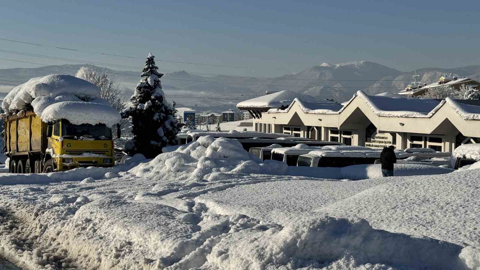 Kar yağışı durdu, esnafın mücadelesi başladı 16 kar yagisi durdu esnafin mucadelesi basladi 12 vH5154Wr