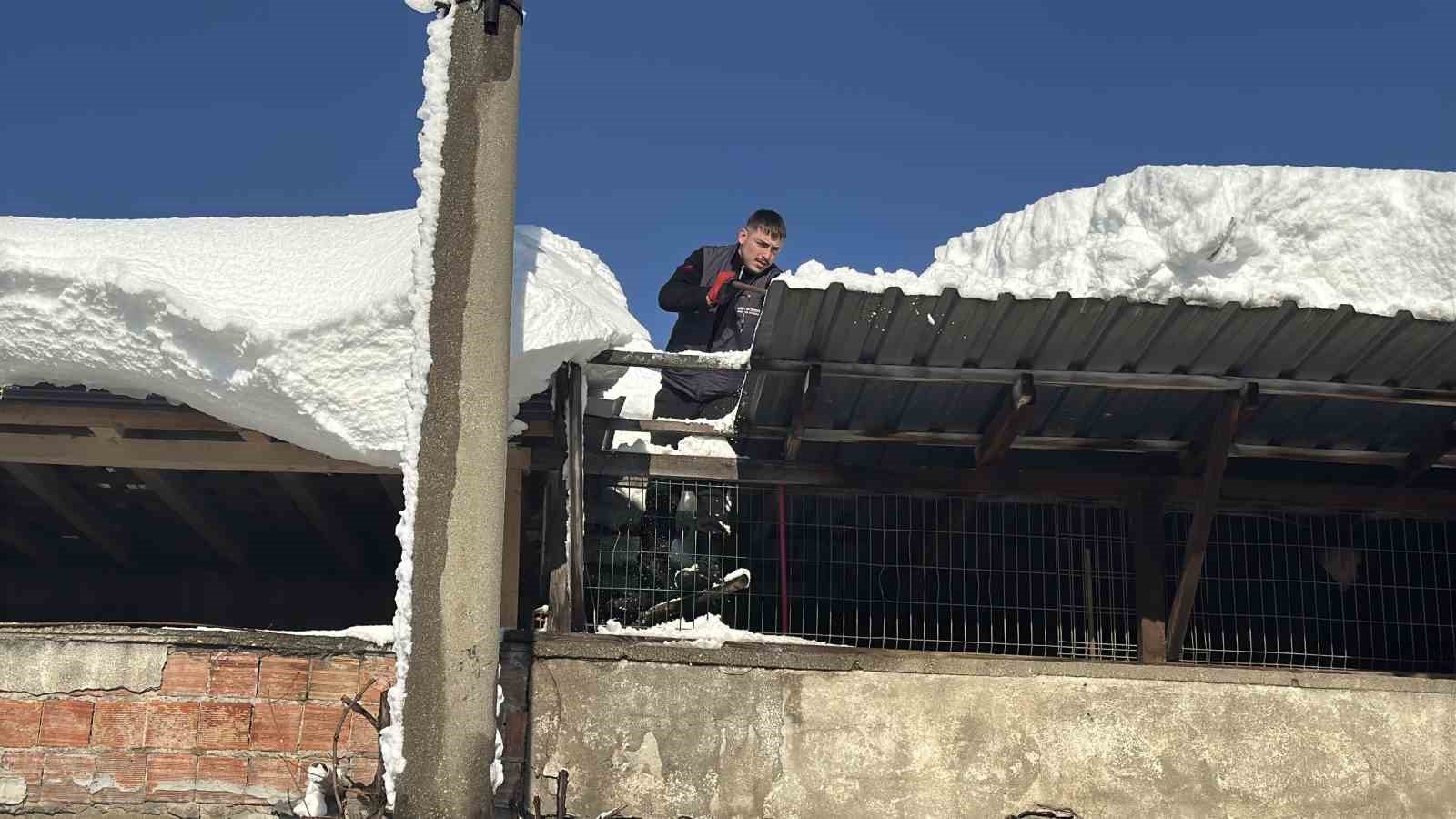 Kar yağışı durdu, esnafın mücadelesi başladı 8 kar yagisi durdu esnafin mucadelesi basladi 4 P2gh3k92