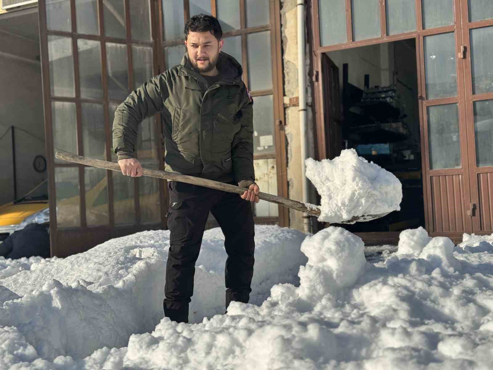 Kar yağışı durdu, esnafın mücadelesi başladı 10 kar yagisi durdu esnafin mucadelesi basladi 6 JaF8ur6J