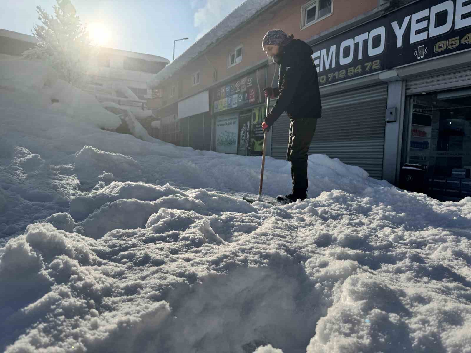 Kar yağışı durdu, esnafın mücadelesi başladı 11 kar yagisi durdu esnafin mucadelesi basladi 7 1Td5zNgG