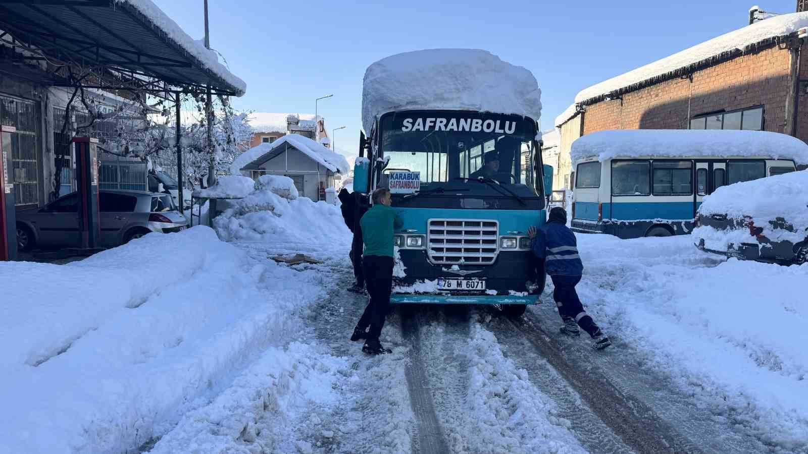 Kar yağışı durdu, esnafın mücadelesi başladı 12 kar yagisi durdu esnafin mucadelesi basladi 8 FSF7AaRz