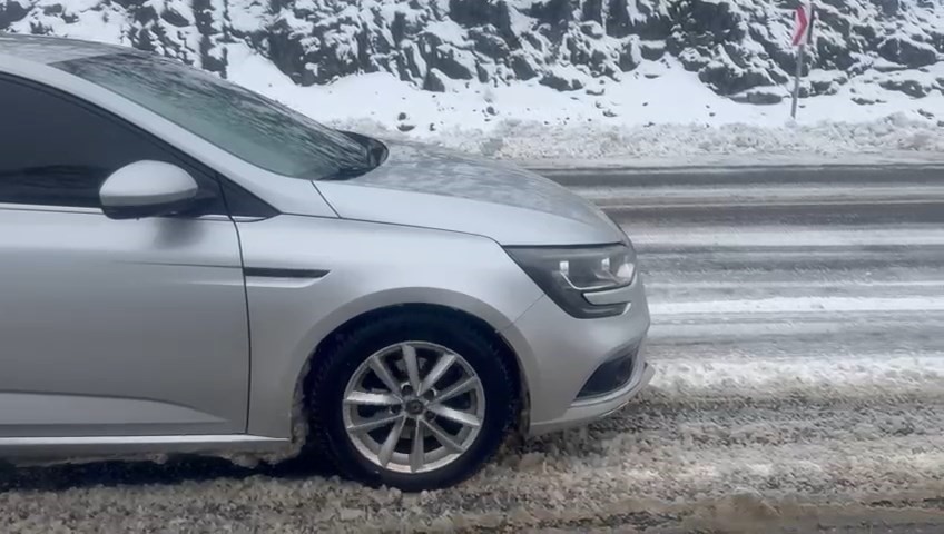 Kar yağışı etkili oldu, Bingöl’de araçlar yolda kaldı 5 kar yagisi etkili oldu bingolde araclar yolda kaldi 1 DUrNu76P