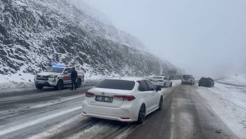 Kar yağışı etkili oldu, Bingöl’de araçlar yolda kaldı 6 kar yagisi etkili oldu bingolde araclar yolda kaldi 2 1CMa45hB