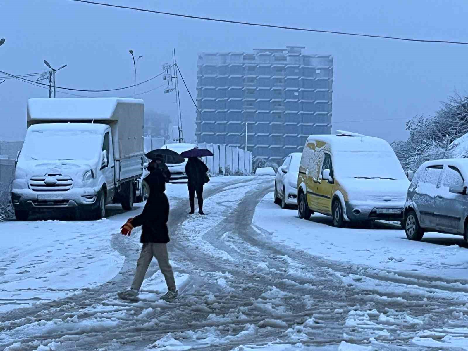kar yagisi hatayi beyaza burudu 2 ilcede okullar tatil edildi 1 bAvHsi2T