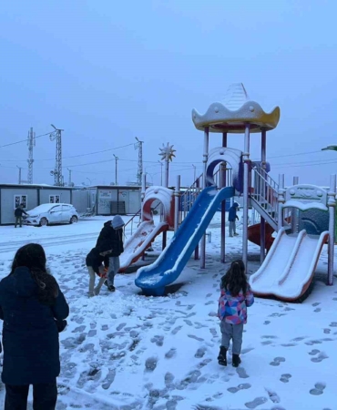 kar-yagisi-hatayi-beyaza-burudu-2-ilcede-okullar-tatil-edildi-rzGX5sKZ.jpg