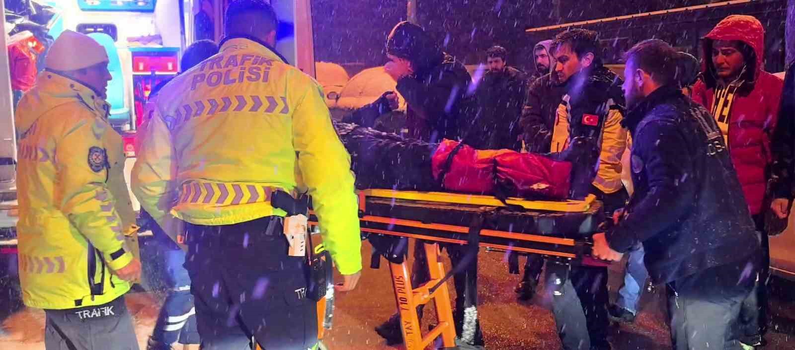kar yagisi kazayi beraberinde getirdi motokurye yaralandi 1 i5j4vfrl