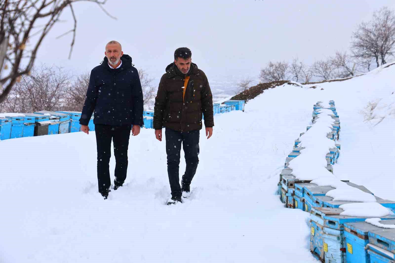 Kar yağışı, koloni kayıplarını ve hastalıkları minimuma indirdi: Arıcılar sezonundan ümitli 16 kar yagisi koloni kayiplarini ve hastaliklari minimuma indirdi aricilar sezonundan umitli 12