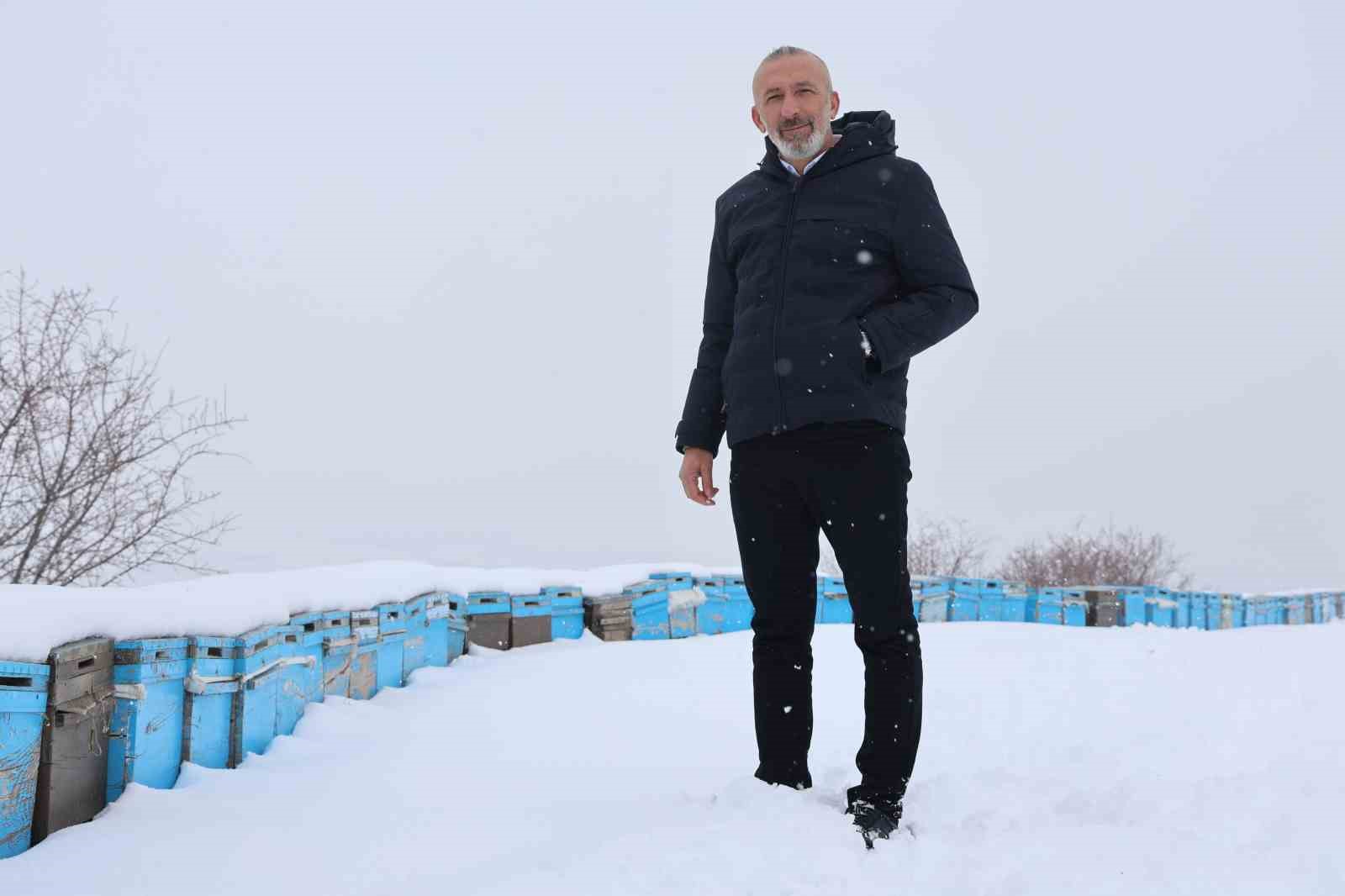 Kar yağışı, koloni kayıplarını ve hastalıkları minimuma indirdi: Arıcılar sezonundan ümitli 18 kar yagisi koloni kayiplarini ve hastaliklari minimuma indirdi aricilar sezonundan umitli 14 jKsBh5eb