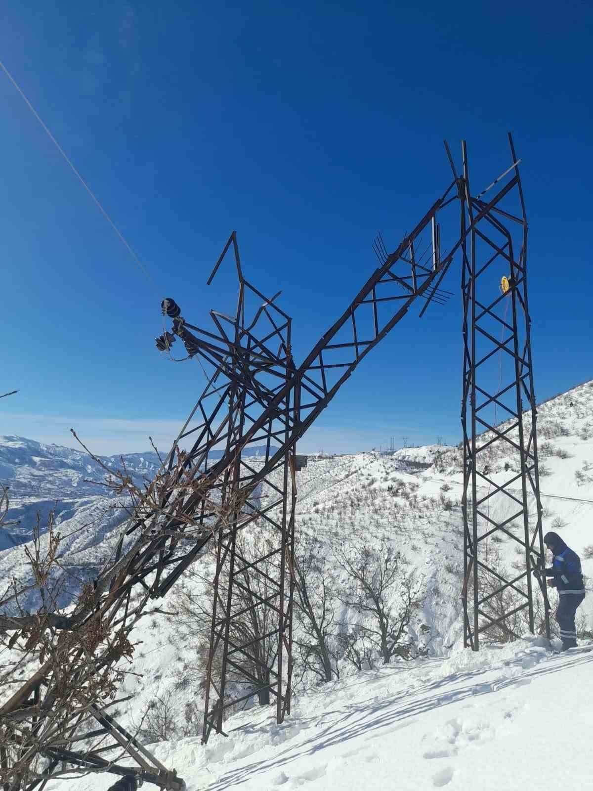 kar yagisi nedeniyle devrilen 300 elektrik diregi yenilendi 2 UseJLHnF