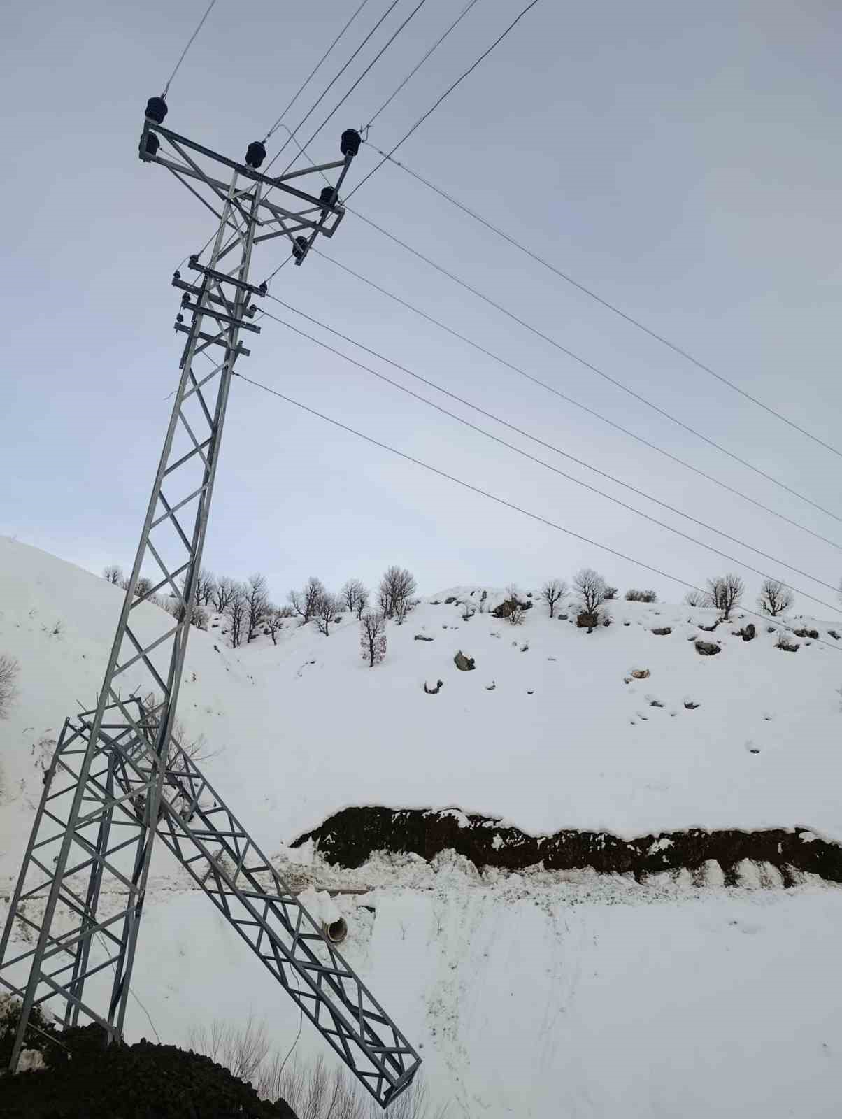 kar yagisi nedeniyle devrilen 300 elektrik diregi yenilendi 3 IGSa552w