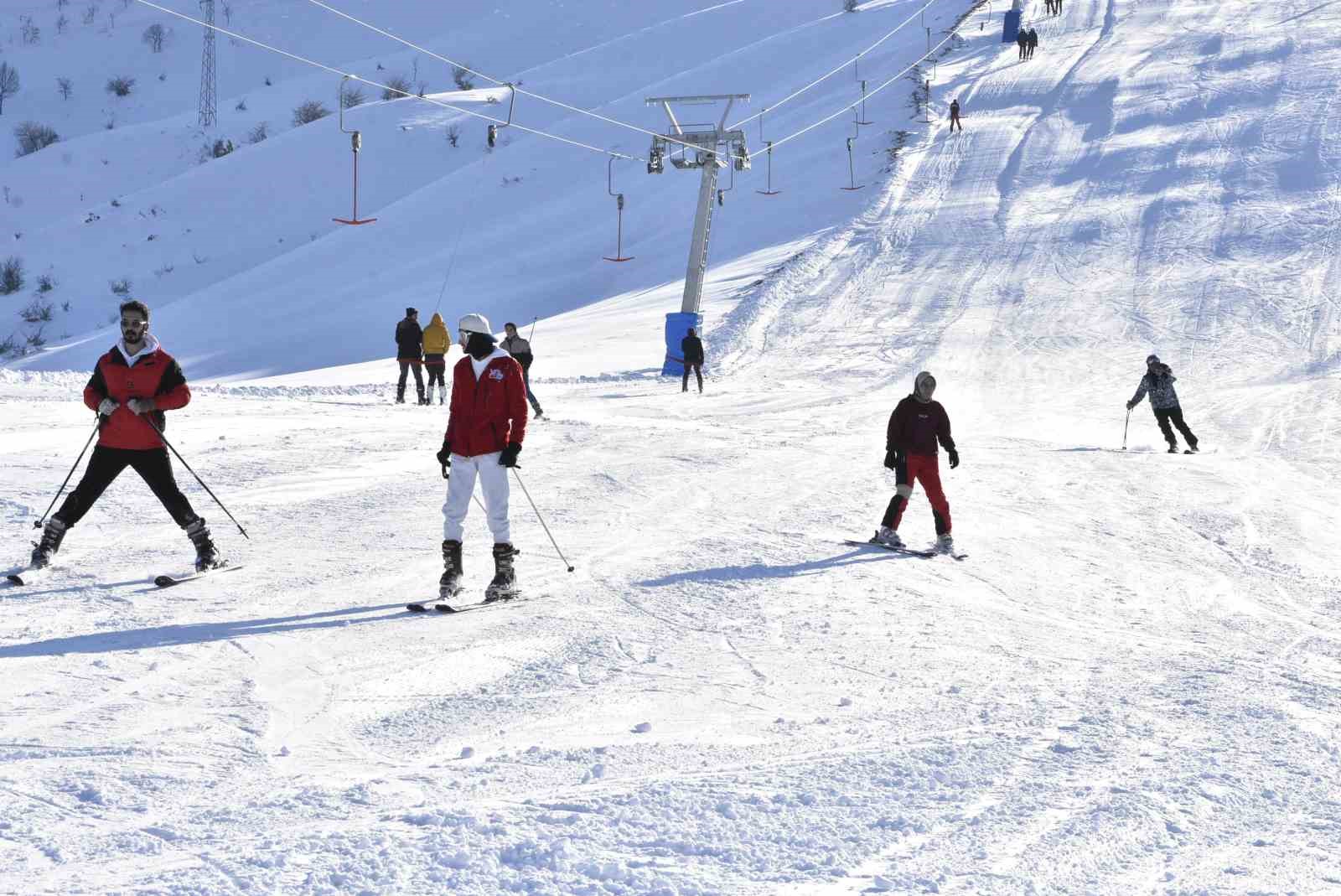 kar yagisi sonrasi bitliste kayak tesislerinde yogunluk 0 46qIrFaN