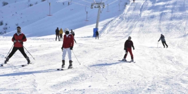 kar-yagisi-sonrasi-bitliste-kayak-tesislerinde-yogunluk-1vsduXe5.jpg
