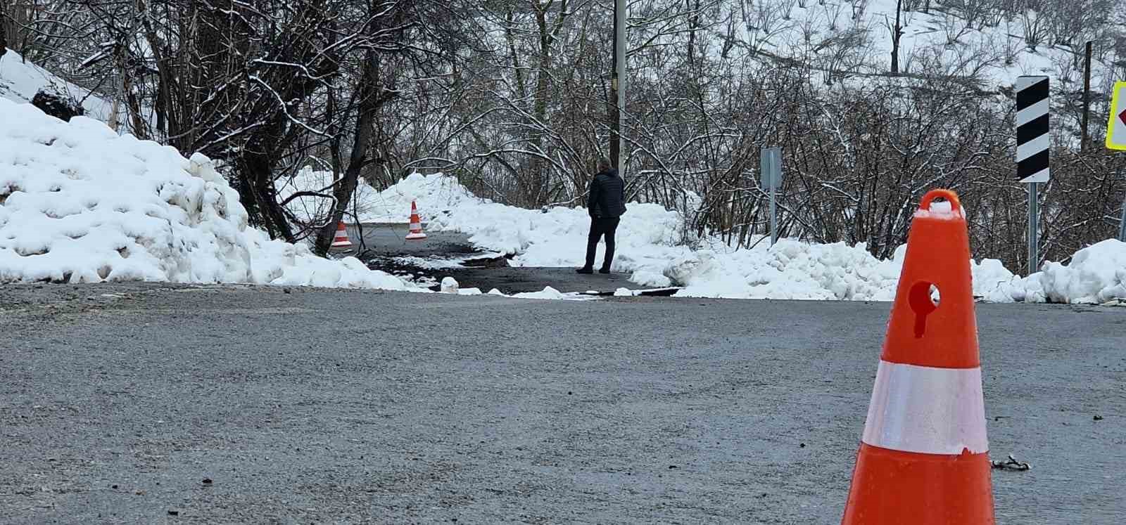 kar yagisi sonrasi mahalle yolu heyelana teslim oldu 1 4wprwGni