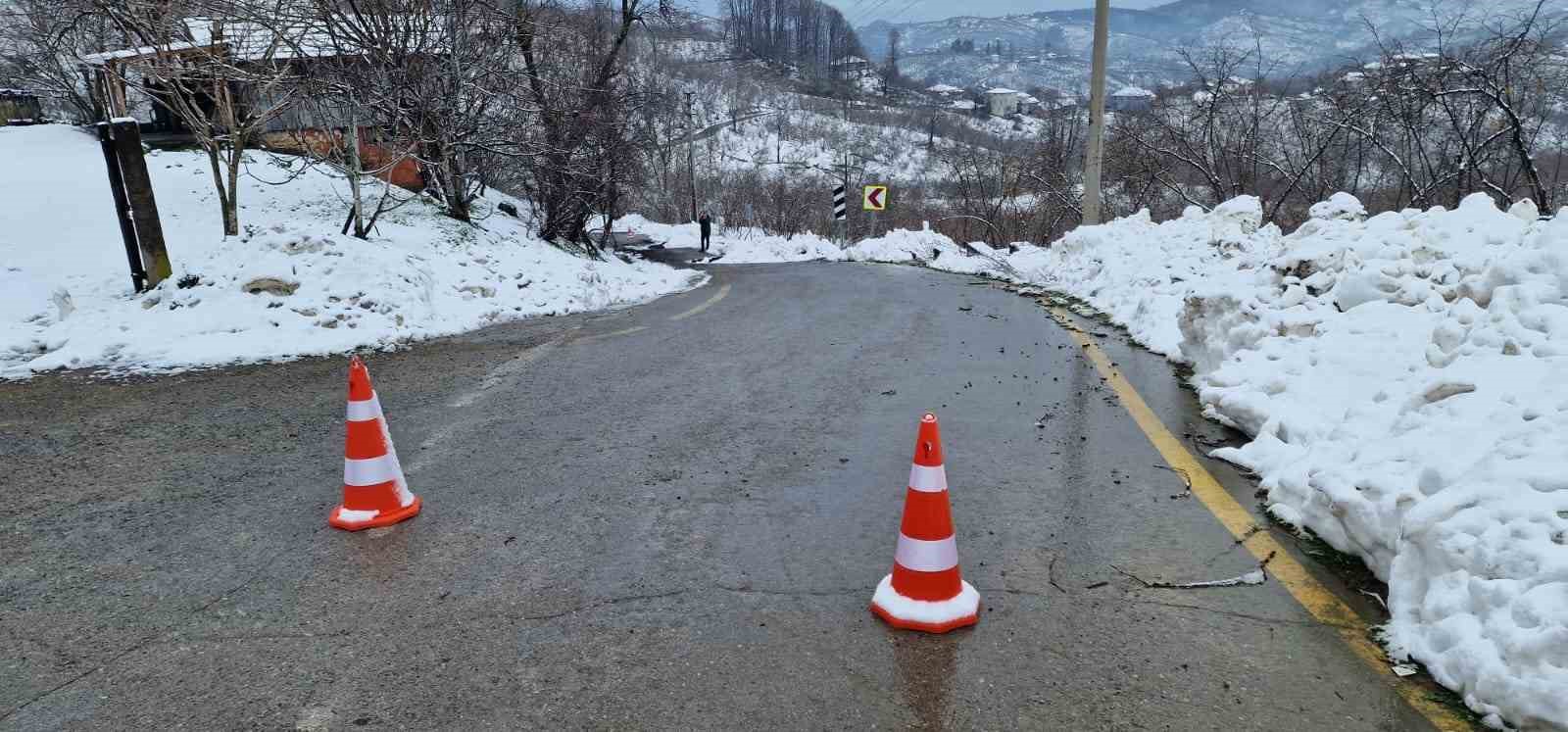 kar yagisi sonrasi mahalle yolu heyelana teslim oldu 2 PLVhSHFJ