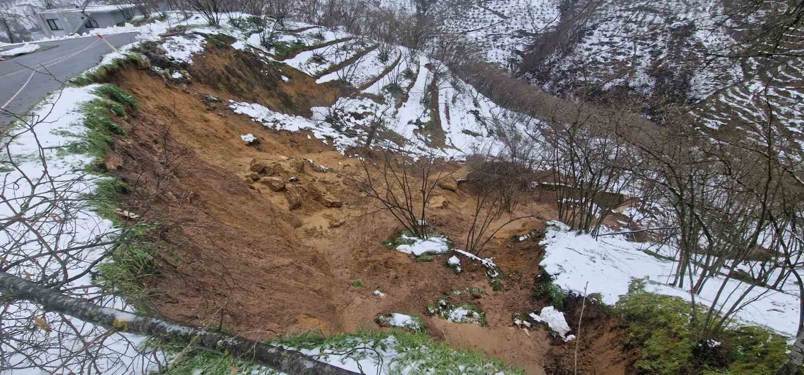 kar yagisi sonrasi mahalle yolu heyelana teslim oldu 3 NjzdYZis