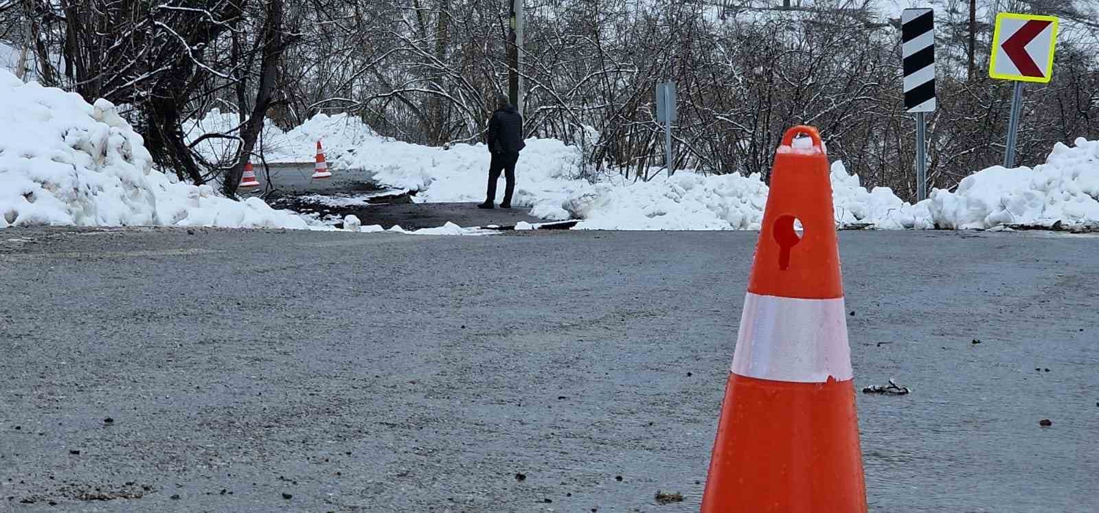 kar yagisi sonrasi mahalle yolu heyelana teslim oldu 4
