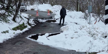 kar-yagisi-sonrasi-mahalle-yolu-heyelana-teslim-oldu-t929yqVc.jpg