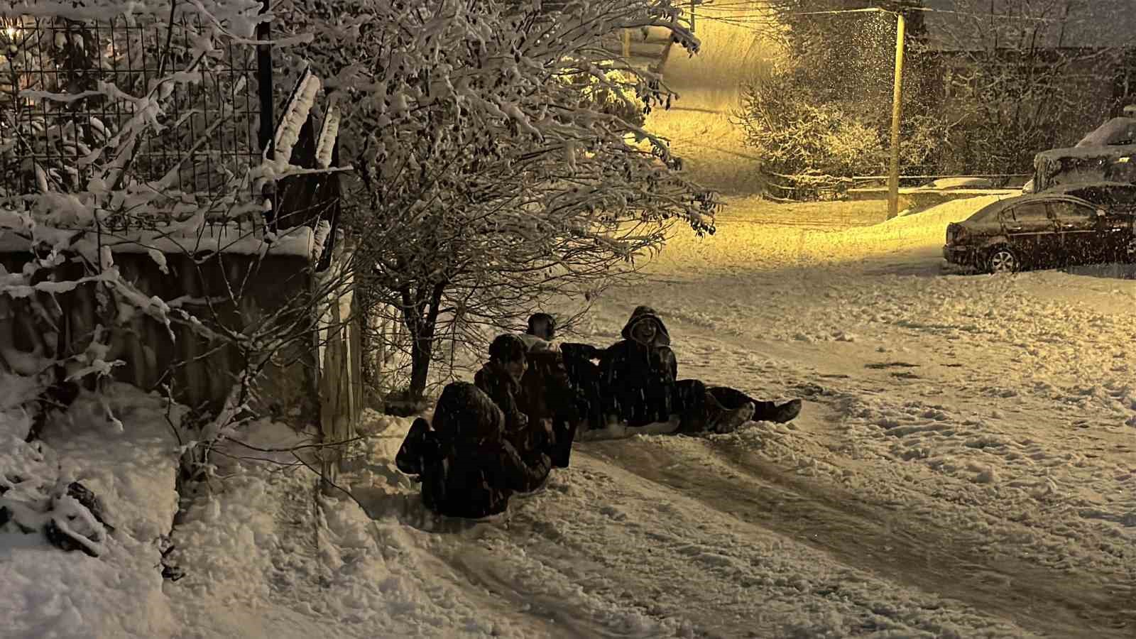 kar yagisi suruculere cile cocuklara eglence oldu 1 8aW1ciQD