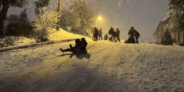kar-yagisi-suruculere-cile-cocuklara-eglence-oldu-p6IAjPAu.jpg