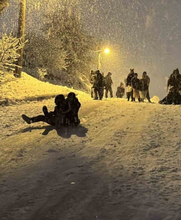 kar-yagisi-suruculere-cile-cocuklara-eglence-oldu-p6IAjPAu.jpg