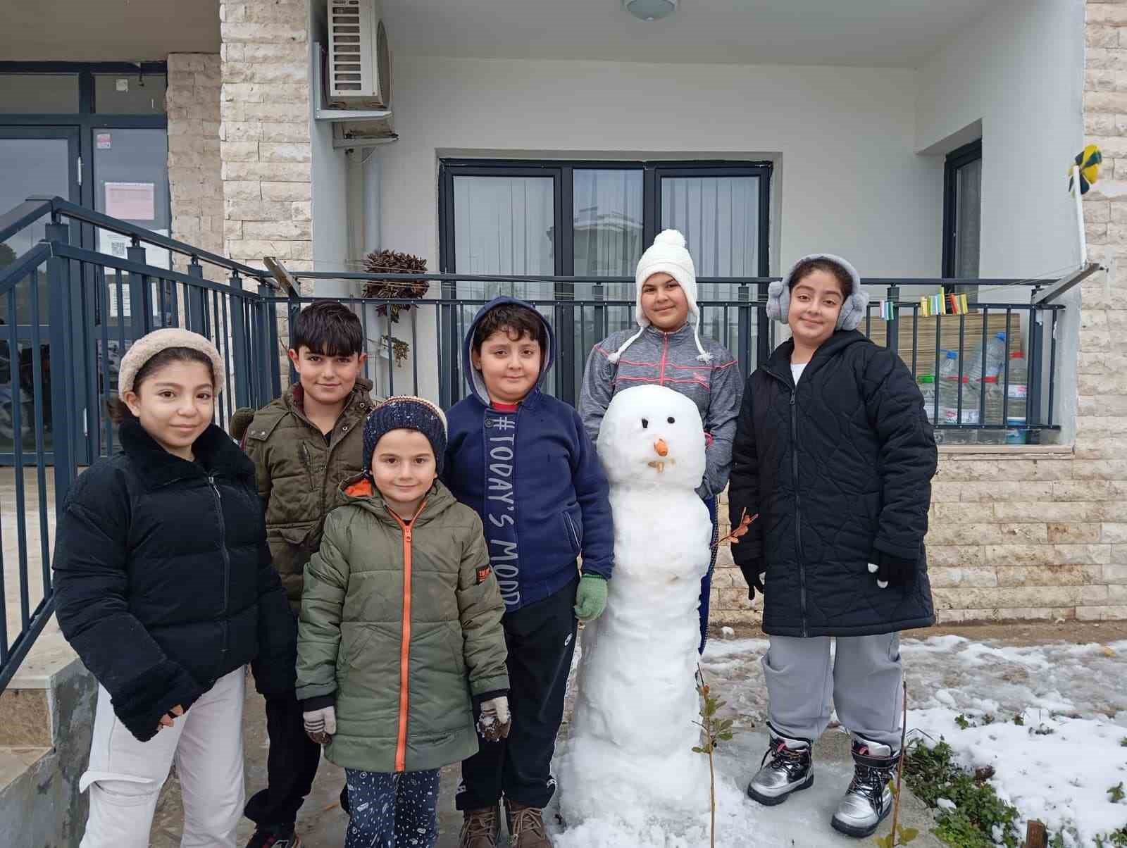 kar yagisi suruculere zor anlar yasatirken cocuklari mutlu etti 1 6GudfzPv