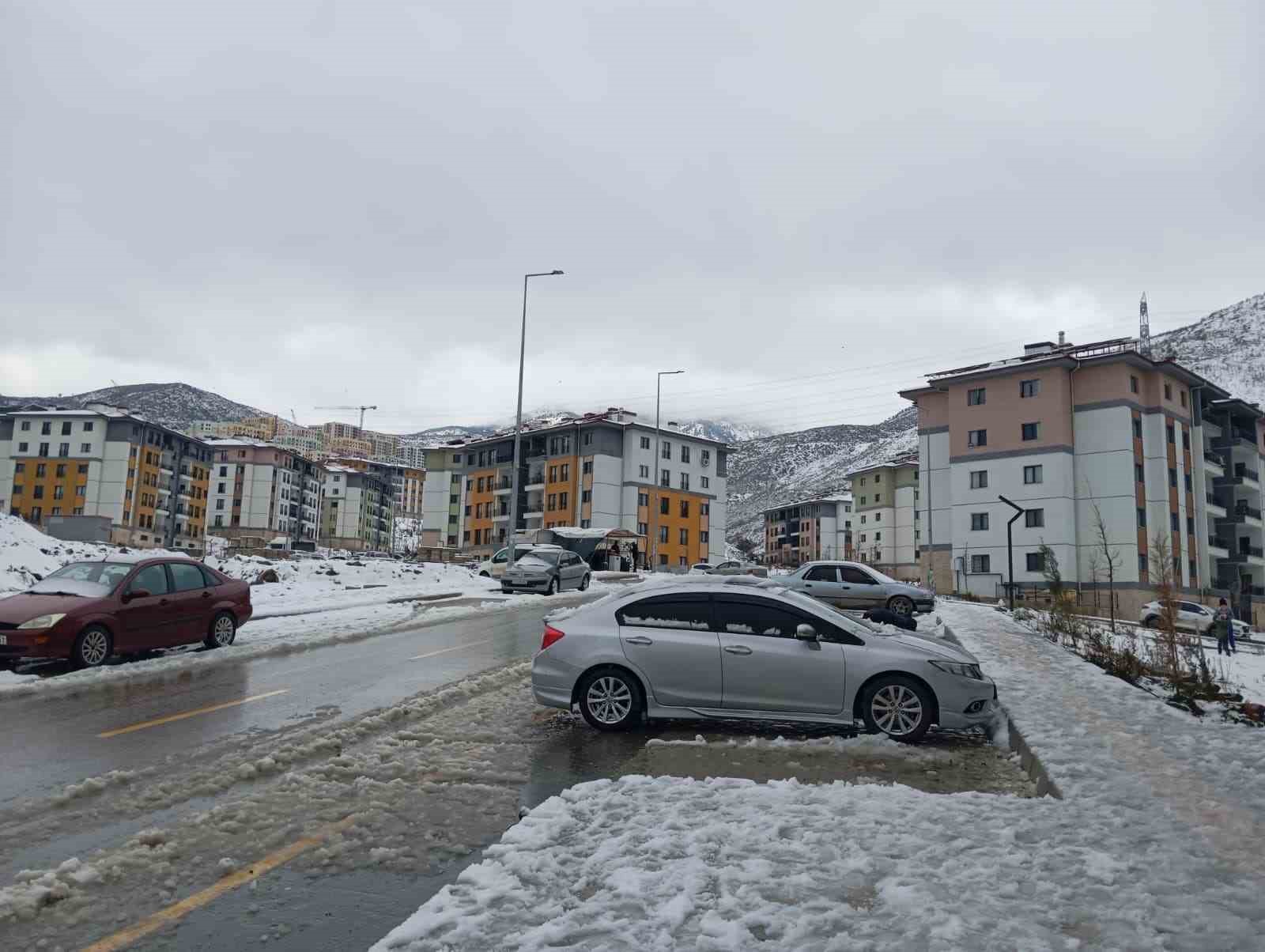 kar yagisi suruculere zor anlar yasatirken cocuklari mutlu etti 3 aLGuN863