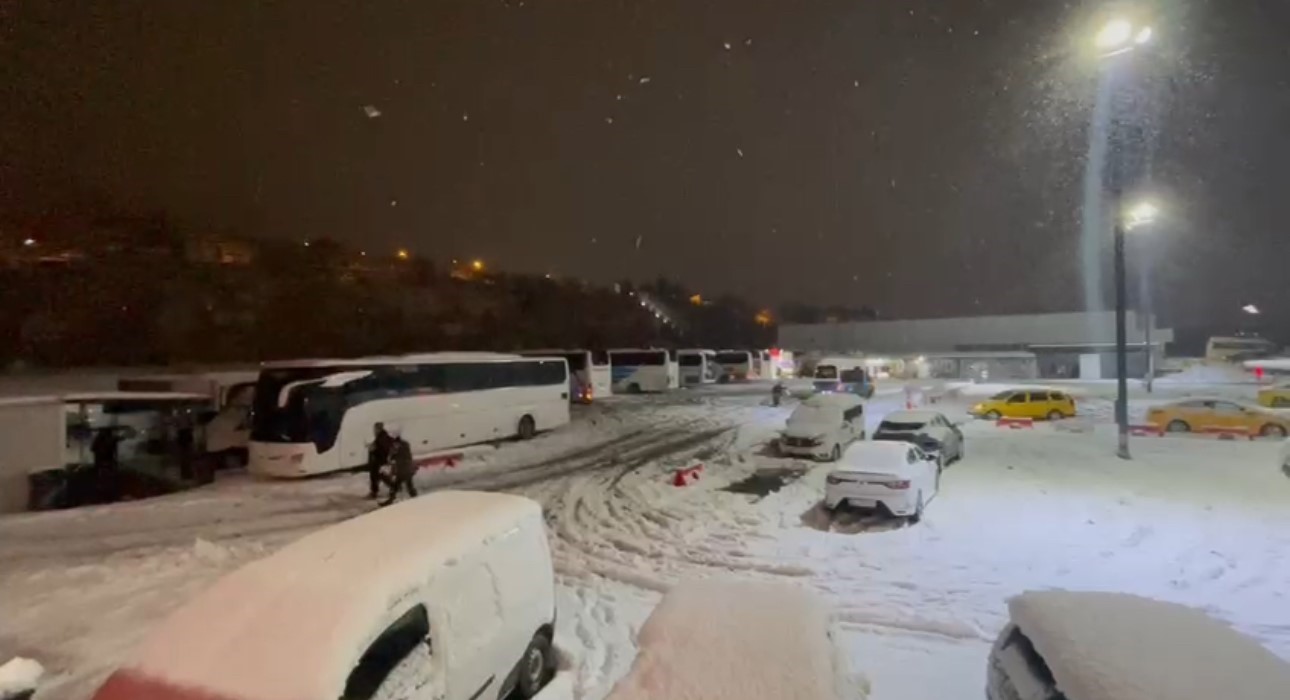 kar yagisi ve kazalar nedeniyle trafik kapatildi yolcular otobuslerde sabahladi 0