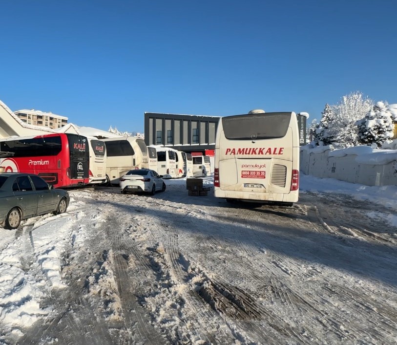 kar yagisi ve kazalar nedeniyle trafik kapatildi yolcular otobuslerde sabahladi 1 R3f45tlW