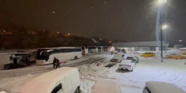 kar-yagisi-ve-kazalar-nedeniyle-trafik-kapatildi-yolcular-otobuslerde-sabahladi-qGL6MFOe.jpg