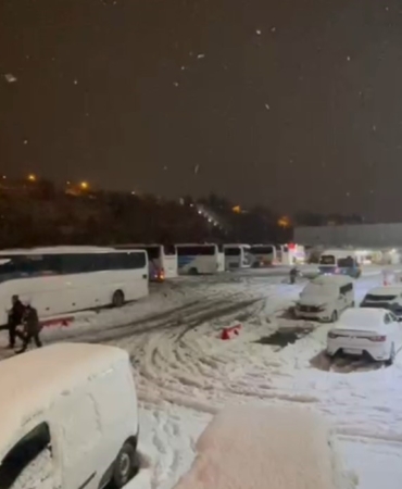 kar-yagisi-ve-kazalar-nedeniyle-trafik-kapatildi-yolcular-otobuslerde-sabahladi-qGL6MFOe.jpg