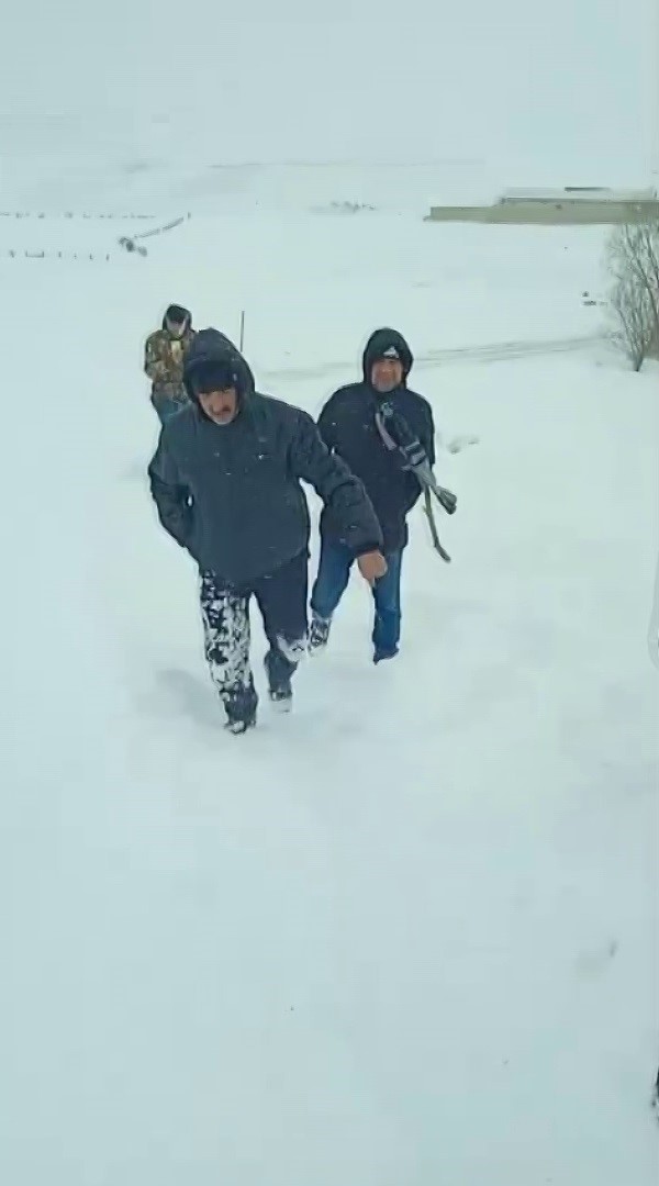 kar yagisi yollari kapatti kirsalda yasayanlar temel ihtiyaclarini karsilamak icin kilometrelerce yol yurudu 0