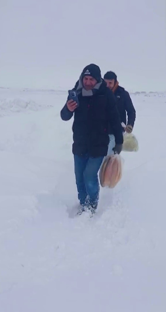 kar yagisi yollari kapatti kirsalda yasayanlar temel ihtiyaclarini karsilamak icin kilometrelerce yol yurudu 1