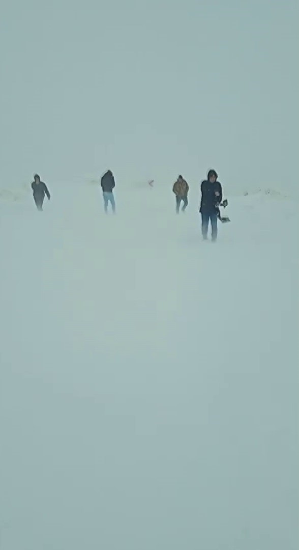 kar yagisi yollari kapatti kirsalda yasayanlar temel ihtiyaclarini karsilamak icin kilometrelerce yol yurudu 2
