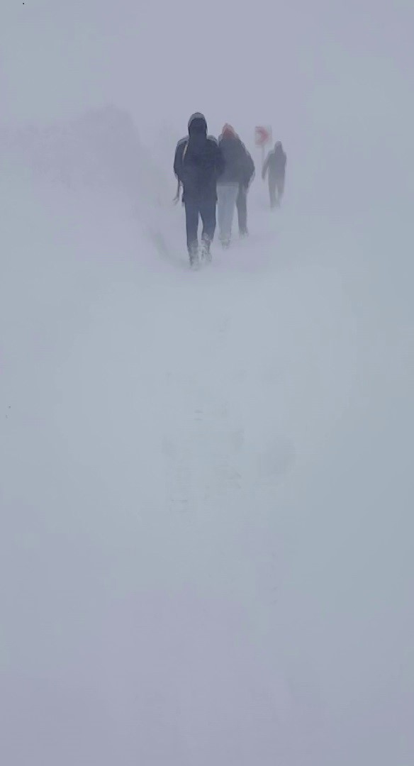 kar yagisi yollari kapatti kirsalda yasayanlar temel ihtiyaclarini karsilamak icin kilometrelerce yol yurudu 3 mb2nf4nz