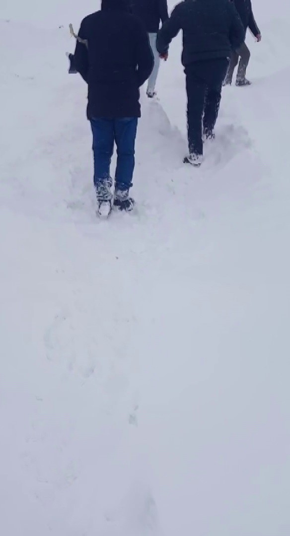 kar yagisi yollari kapatti kirsalda yasayanlar temel ihtiyaclarini karsilamak icin kilometrelerce yol yurudu 4 r6GpSLcV
