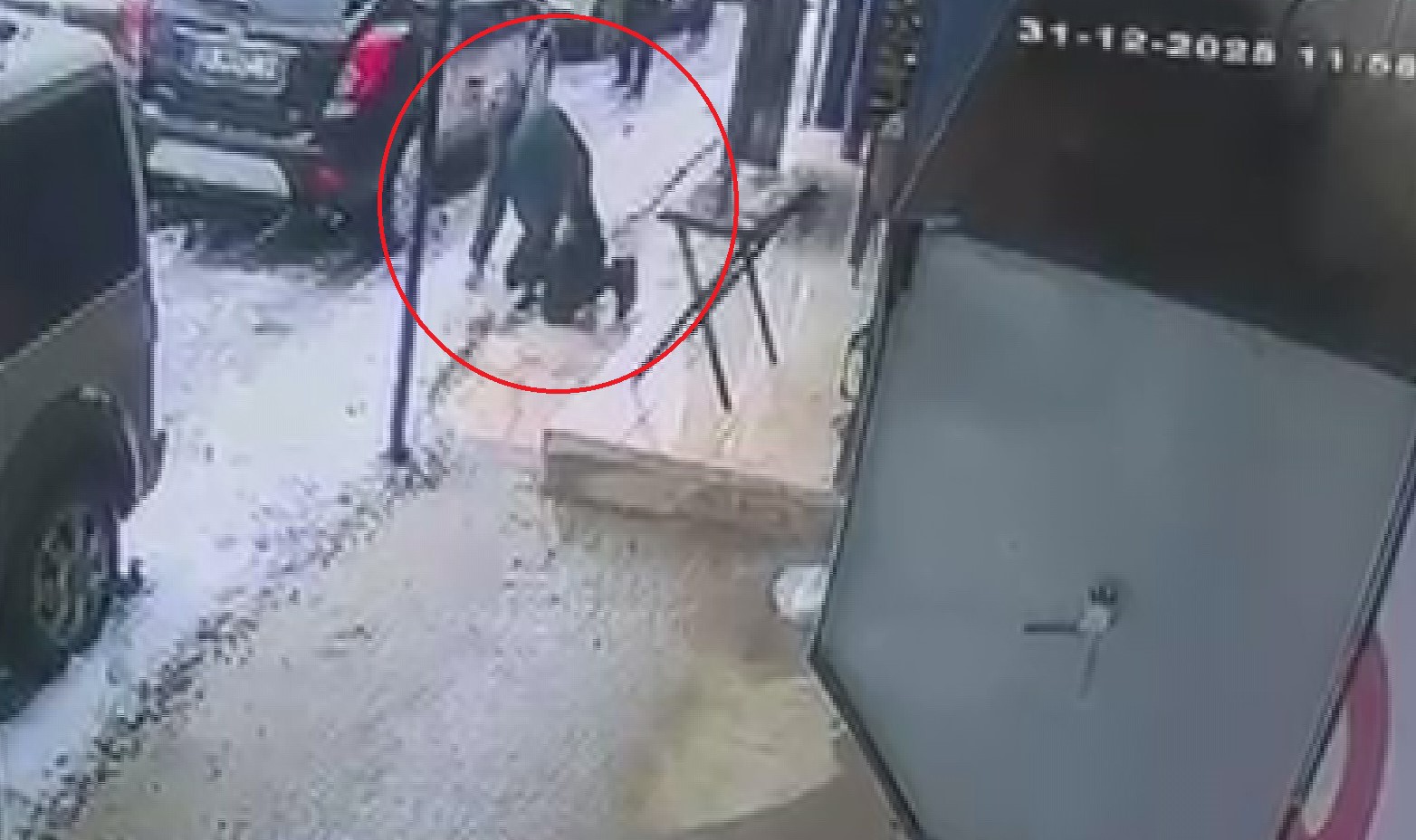 kar yagisindan dolayi kayganlasan zemine ayagini atan yerle bir oldu 4 ZMzbheHM