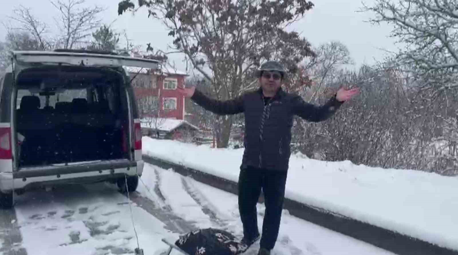 kar yagisini aracin arkasina baglanan kizaklarla kutladilar 0 gH1nlTZh