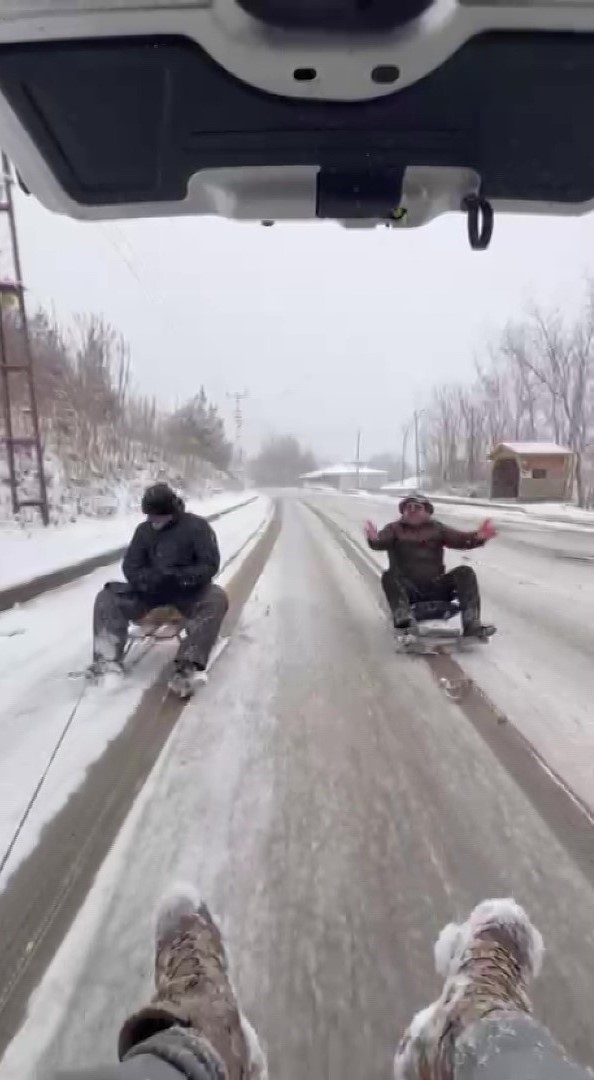 kar yagisini aracin arkasina baglanan kizaklarla kutladilar 4 f3c1llBc