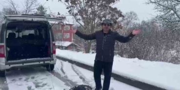 kar-yagisini-aracin-arkasina-baglanan-kizaklarla-kutladilar-VmYFvESY.jpg