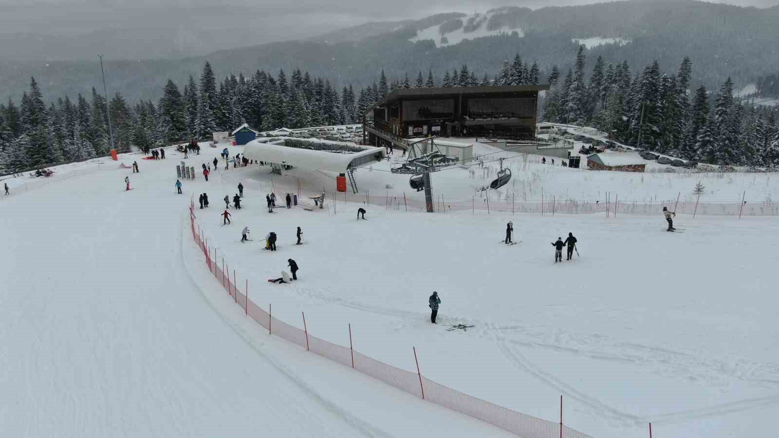 kar yagisini firsat bilen kayakcilar ilgaz yurduntepe kayak merkezine akin etti 1 rLArszim