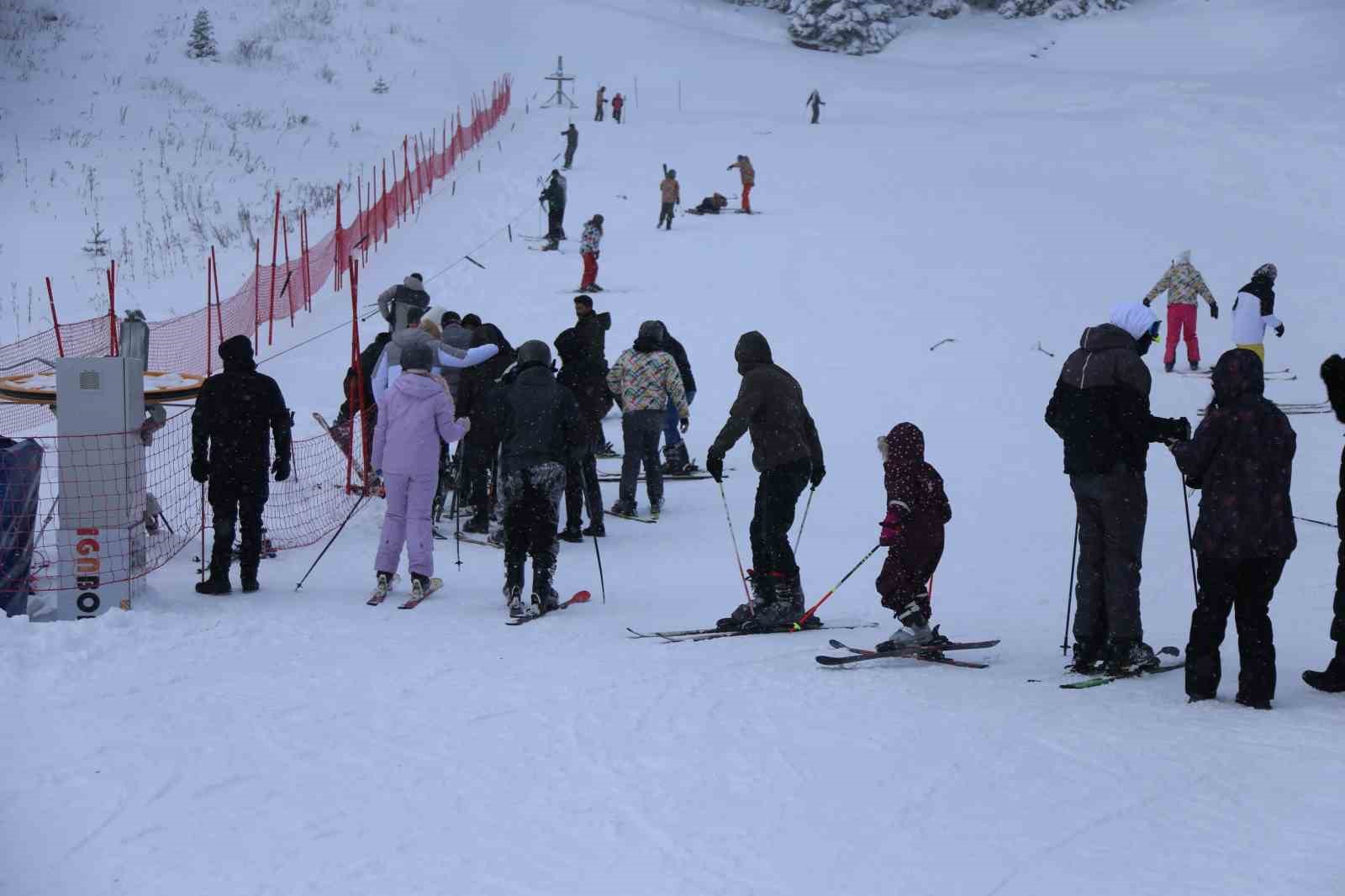 kar yagisini firsat bilen kayakcilar ilgaz yurduntepe kayak merkezine akin etti 6 g3HzOe45