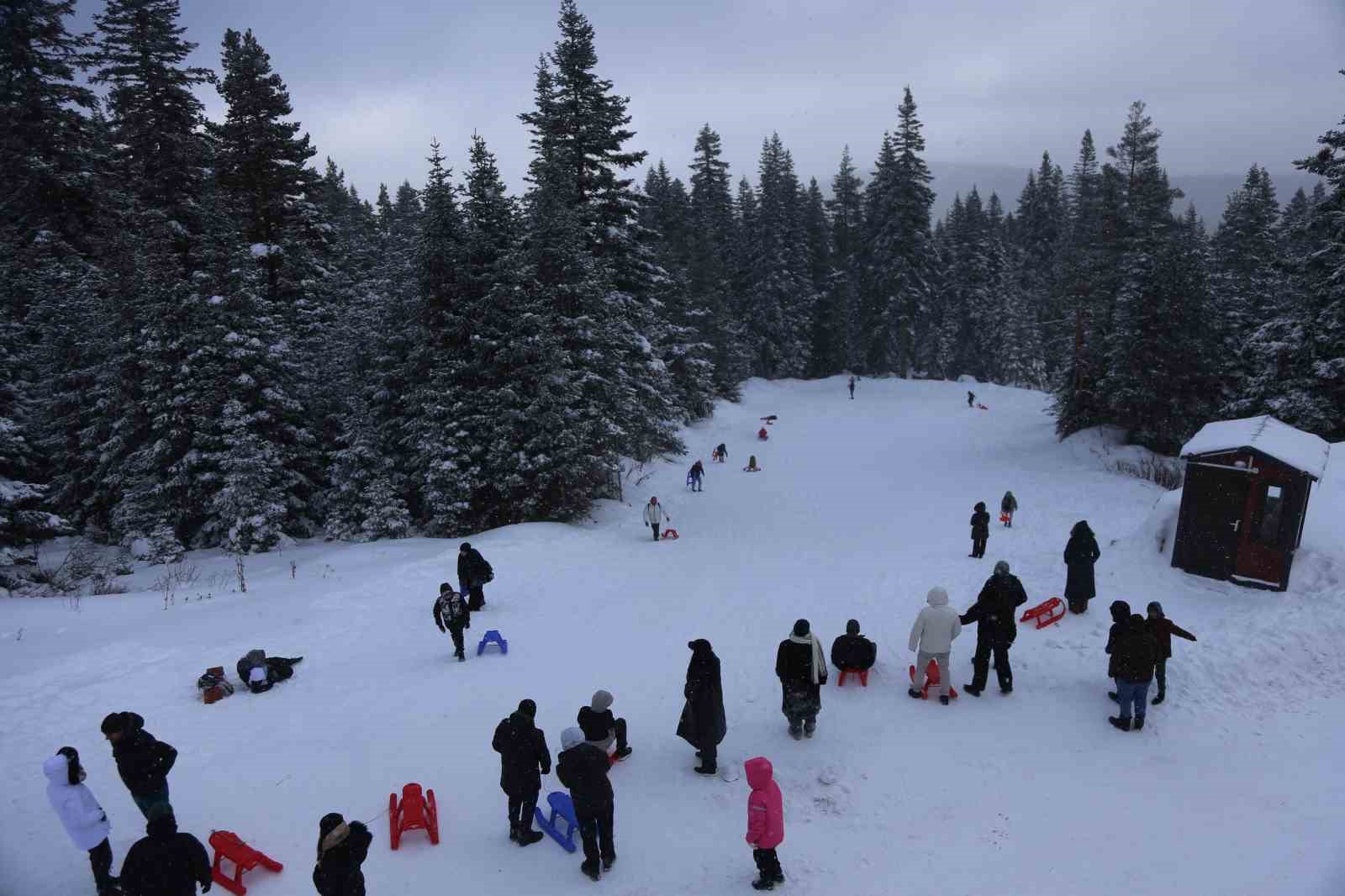 kar yagisini firsat bilen kayakcilar ilgaz yurduntepe kayak merkezine akin etti 7
